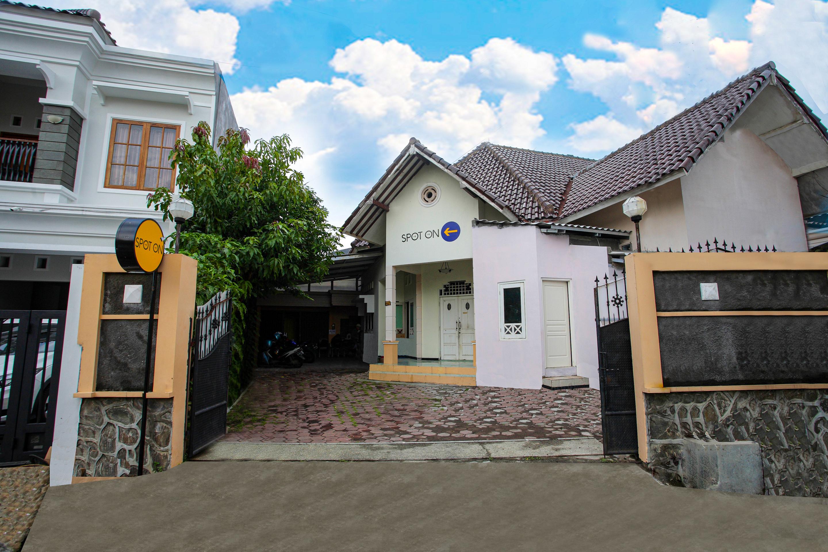 สปอต ออน 2697 โฮมี เฮาส์ Hotel เซอมารัง ภายนอก รูปภาพ